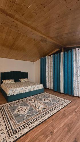 Zwei Betten in einem Zimmer mit Teppichen auf dem Boden in der Unterkunft Forest Nook in Manali