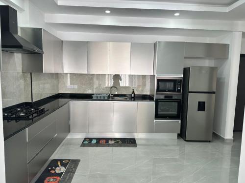 Η κουζίνα ή μικρή κουζίνα στο Sharjah Luxe Homes-serene coastal escape