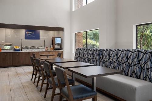 Restaurace v ubytování Holiday Inn Express Hotel & Suites Columbia-I-20 at Clemson Road by IHG