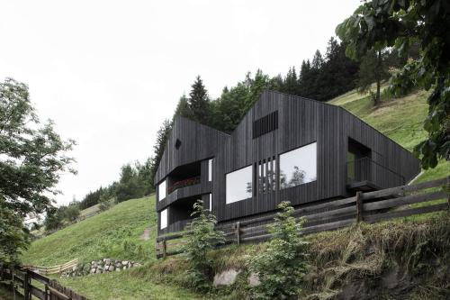 サン・ヴィジリオ・ディ・マレッベにあるChalet La Pedevillaの丘の上の黒家