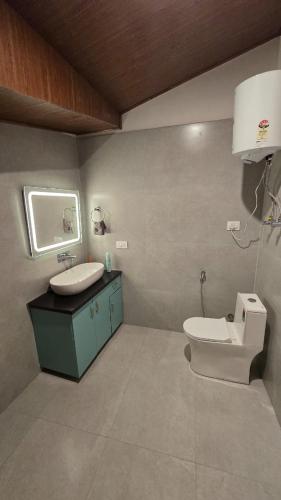 ein Badezimmer mit Waschbecken und Toilette in der Unterkunft Forest Nook in Manali