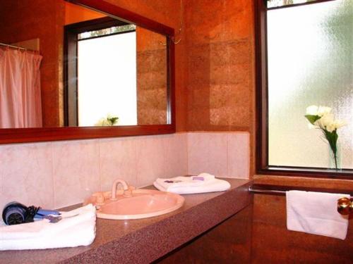 A bathroom at Pemberton Lake View Chalets