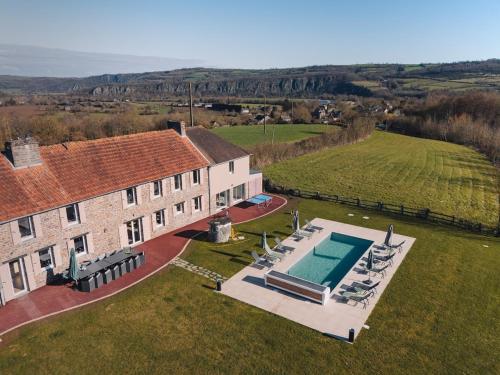 Bazén v ubytování Gîte de charme -14 personnes - piscine chauffée - Clécy nebo v jeho okolí
