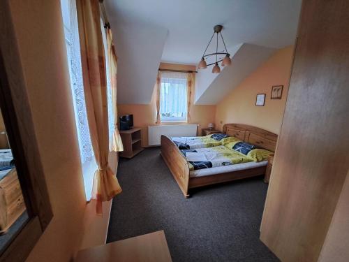 Una cama o camas en una habitación de Pension Všeruby
