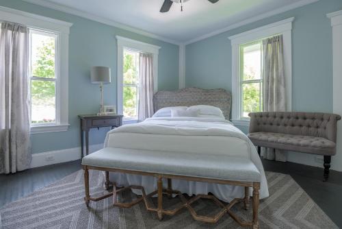 Postel nebo postele na pokoji v ubytování Thompson Inn