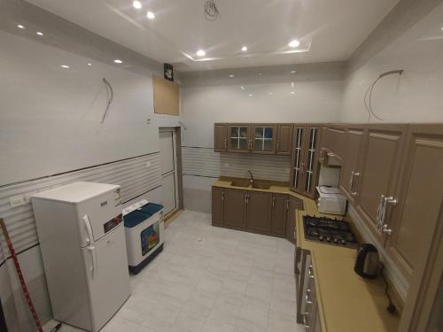 Kuchyň nebo kuchyňský kout v ubytování 2-Salam Apartments Two bedrooms, a hall, two bathrooms, and a kitchen C