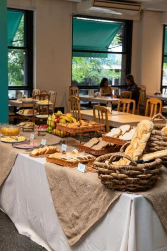 فندق بريميير في سان ميغيل دي توكومان: طاولة عليها خبز وسلات طعام