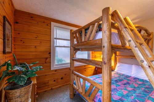 a bedroom with two bunk beds in a cabin at A Mountain Hideaway in Blowing Rock