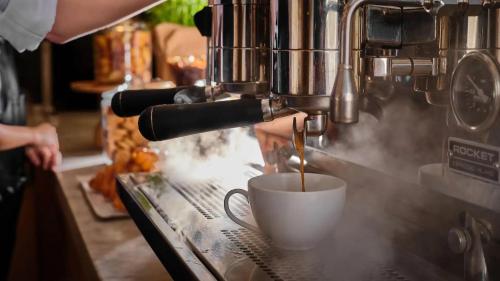 Kemudahan buat kopi dan teh di The Livingston, part of JdV by Hyatt
