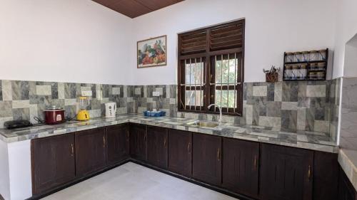 Η κουζίνα ή μικρή κουζίνα στο Echo 1 Tangalle