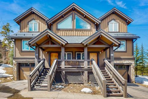 Casa de madera grande con porche delantero en Saddlewood Iliff #33, en Breckenridge