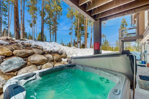un jacuzzi en el patio trasero de una casa en Saddlewood Iliff #33, en Breckenridge