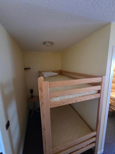 a bedroom with two bunk beds in a room at Studio 11 pour 4 personnes in Saint-Honoré