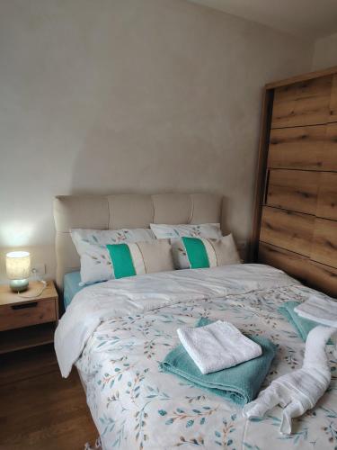 Un dormitorio con una cama con dos toallas encima. en Apartman Havjar Zlatibor, en Zlatibor