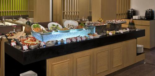 uma fila de bufê com aperitivos e comida em Park Inn By Radisson Amritsar Airport em Amritsar