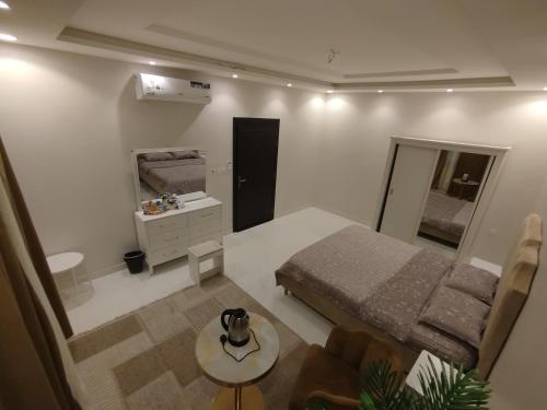 Fotografie z fotogalerie ubytování Salam Apartments 5 Spacious bedroom, bathroom and outdoor patio C-5 v destinaci Džidda