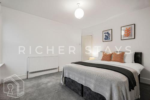 Ένα ή περισσότερα κρεβάτια σε δωμάτιο στο Homely 3-Bedroom Retreat with Garden & Living Room