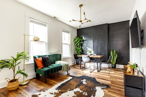 a living room with a green couch and a table at Short North Convention Private Parking Pets! in Columbus