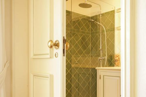 Ένα μπάνιο στο Roca Art House