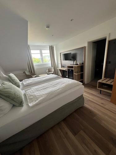 a bedroom with a large bed in a room at Pension Zur Linde in Geisfeld