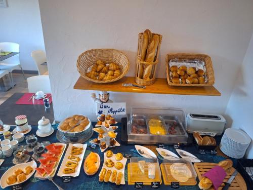 الطعام في الفندق أو بالجوار