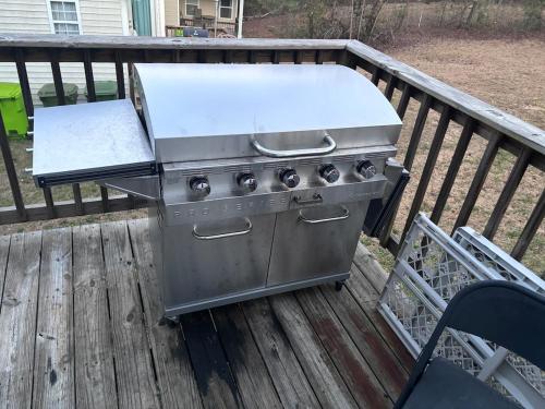 una parrilla sentada en una terraza en un porche en Saint Andrews 3BD & 2BTH, en Columbia