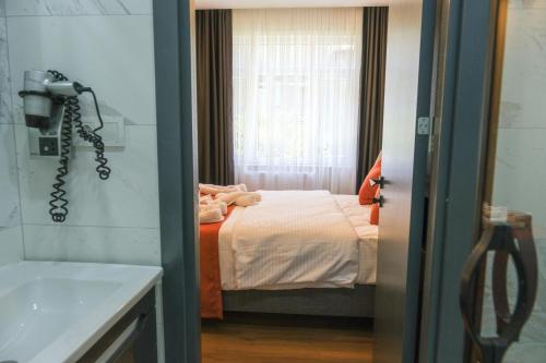 イスタンブールにあるhotel La Vitrineのベッドルーム1室(ベッド1台付)、バスルーム(窓付)が備わります。
