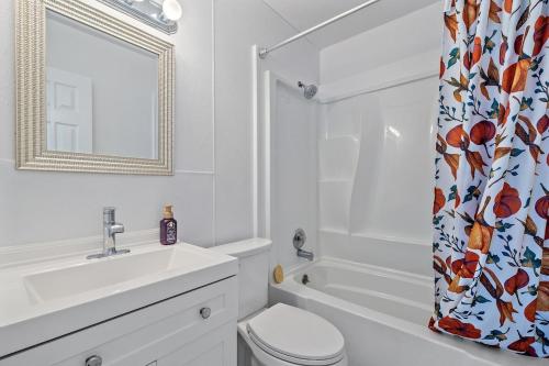 Ένα μπάνιο στο Heated Pool Home 10 miles Beach 3 miles IMG