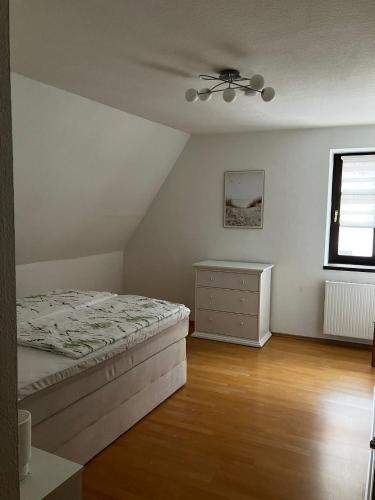 ein Schlafzimmer mit Bett und Deckenventilator in der Unterkunft Fewo Wanda in Wurzen