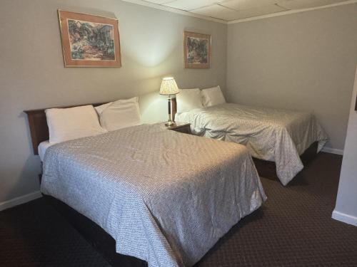 Ένα ή περισσότερα κρεβάτια σε δωμάτιο στο Economy Inn