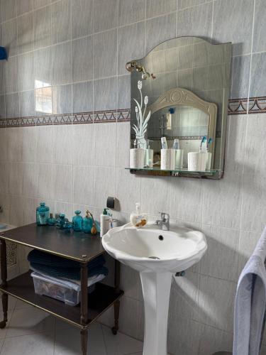 a bathroom with a sink and a mirror at Résidence familiale Agadir, 15 mins de la plage in Agadir