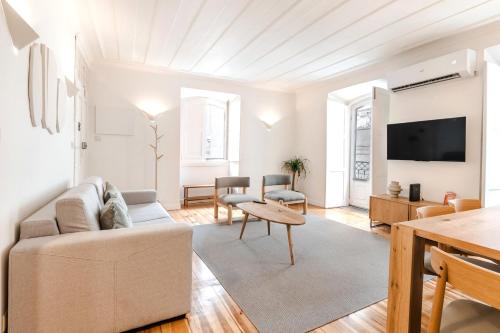 C1 Modern & Bright! Charming Apartment with 2 Bedrooms in Bairro Alto, Lisbon Downtown