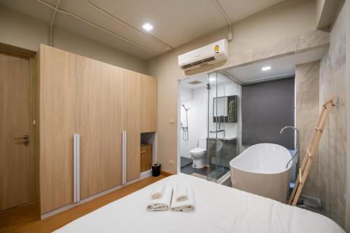 Un baño con bañera, lavabo e inodoro. en C2 stay Phayathai, en Pom Prap