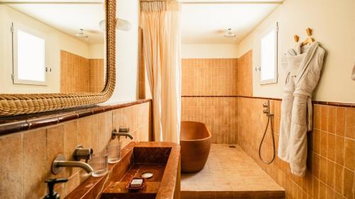 un baño con lavabo y espejo en Capelongue, a Beaumier hotel & Spa, en Bonnieux