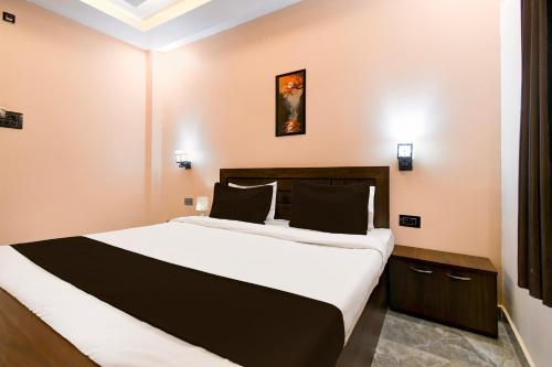 a bedroom with a large bed in a room at Hotel O M H Club And Resorts in Rānchī