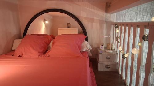 เตียงในห้องที่ le jardin de mae