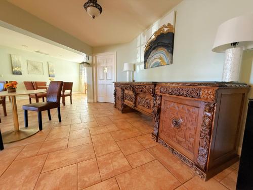 Una sala de estar con una gran mesa y sillas de madera. en Bayfront Inn, en St. Augustine