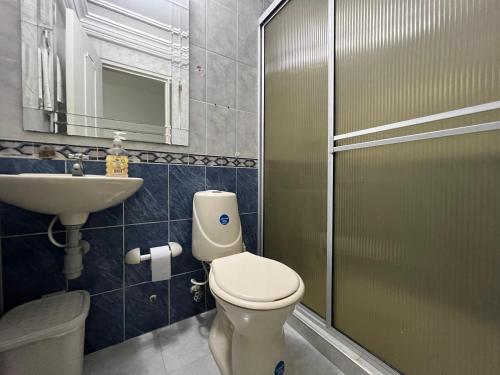 a bathroom with a toilet and a sink at APARTAMENTO ESTADIO in Cali
