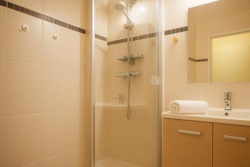 une salle de bain avec douche et lavabo dans l'établissement Appartement vue golf - résidence Saint Laurent - 4 personnes, à Talmont-Saint-Hilaire