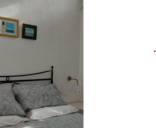 Un dormitorio con una cama y un cuadro en la pared. en Casa Susanna, en Calasetta