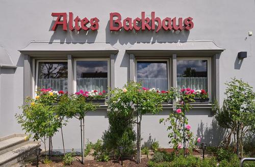 a ales backyards sign on the side of a building at Pension Altes Backhaus in Herzogenaurach