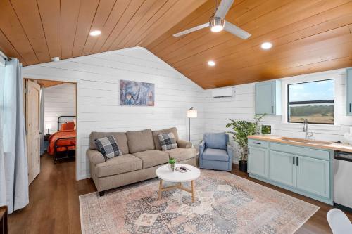 Khu vực ghế ngồi tại Running Buck Cabin 2 - Hot Tub & 5 Min to Main