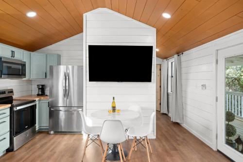 Nhà bếp/bếp nhỏ tại Running Buck Cabin 2 - Hot Tub & 5 Min to Main