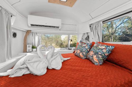 Ένα ή περισσότερα κρεβάτια σε δωμάτιο στο Running Buck Airstream 1 - Hot Tub & 5 Min to Main