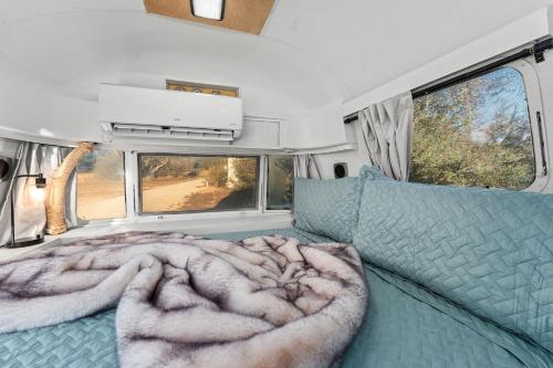 Χώρος καθιστικού στο Running Buck Airstream 2 - Hot Tub & 5 Min to Main