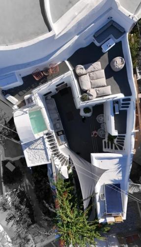 eine Draufsicht auf ein blaues Gebäude mit einer Veranda in der Unterkunft Otto house - Luxury cave home in Vóthon