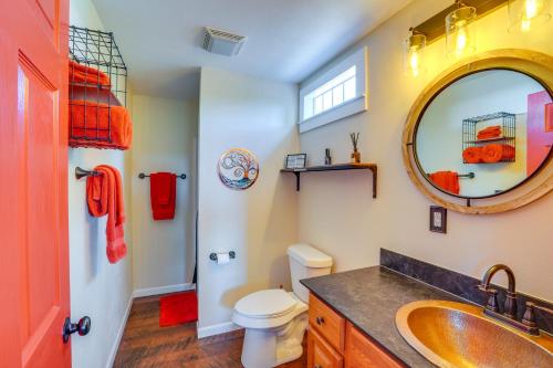 Lake BrownwoodにあるWhimsical Cabin with Grill Less Than 4 Mi to Lake Brownwood!の洗面台と鏡のあるバスルーム