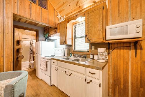 Dapur atau dapur kecil di Rustic Cabin with Hot Tub Near Broken Bow Lake!