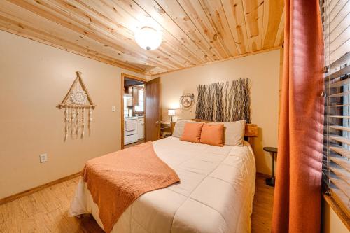 Katil atau katil-katil dalam bilik di Rustic Cabin with Hot Tub Near Broken Bow Lake!