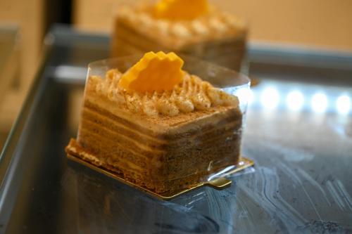 ein Stück Kuchen auf einem Tisch in der Unterkunft ساتورن هاوس للشقق الفندقية in Tabuk